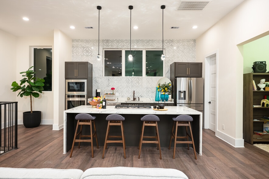 Building Photo - 917 Thompson St