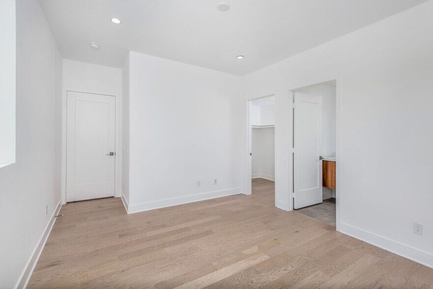 Building Photo - 857 1/2 Hyperion Ave