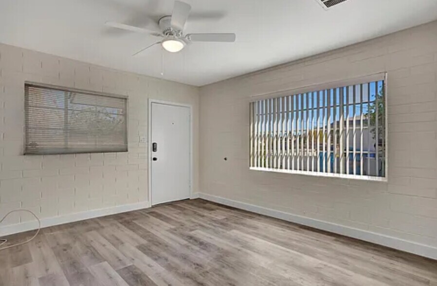 Building Photo - 2715 E Oak St