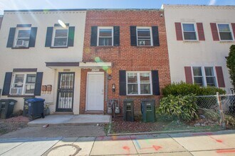 Building Photo - Relaxing 1 BR & 1 Den/1 BA Apartment in Pl...