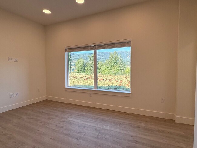 Building Photo - Valley Apartments