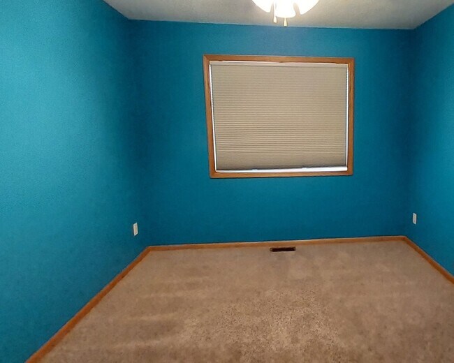 Building Photo - 1283 Blue Jay Pl