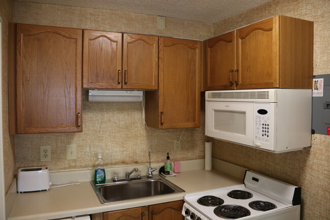 Building Photo - Efficiency Apartment Close to AU Campus