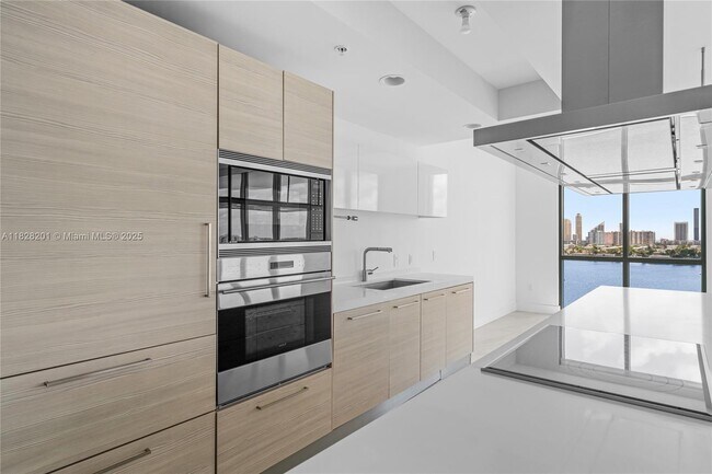 Building Photo - 17111 Biscayne Blvd