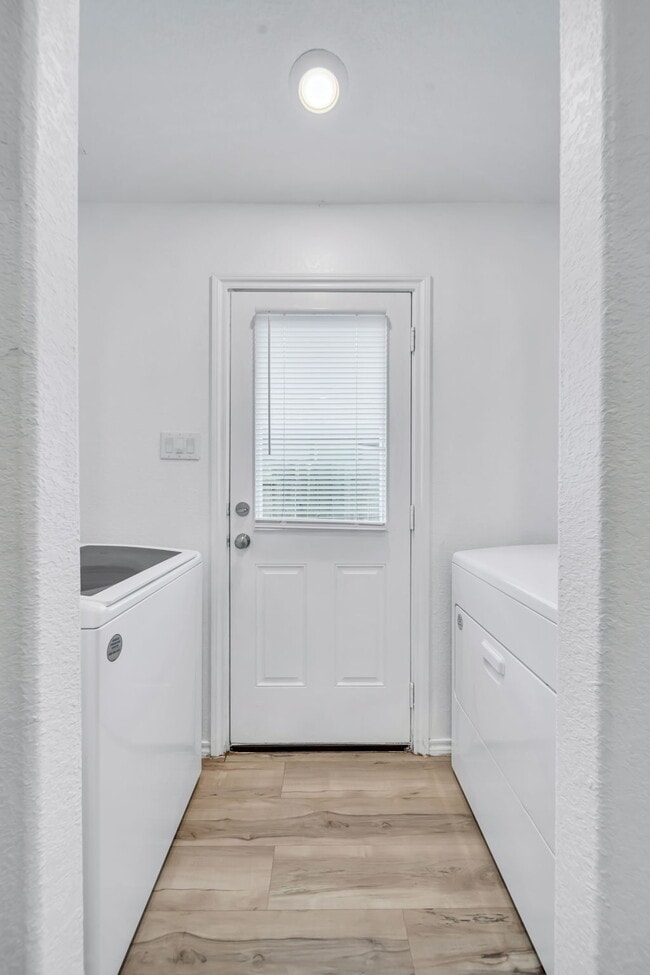 Building Photo - Like-new three bedroom single story home featuring a spacious open floor plan ideal for modern li...