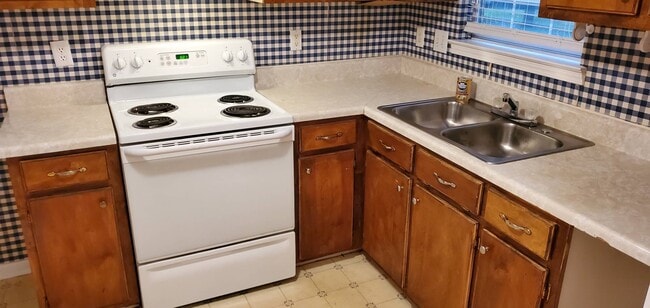 Building Photo - 5 Silver Spur Ct