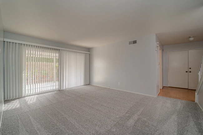 Building Photo - Beautiful 4 Bd Townhouse