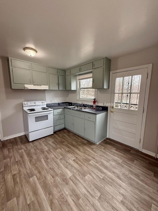 Building Photo - 2406 Wilson Ave