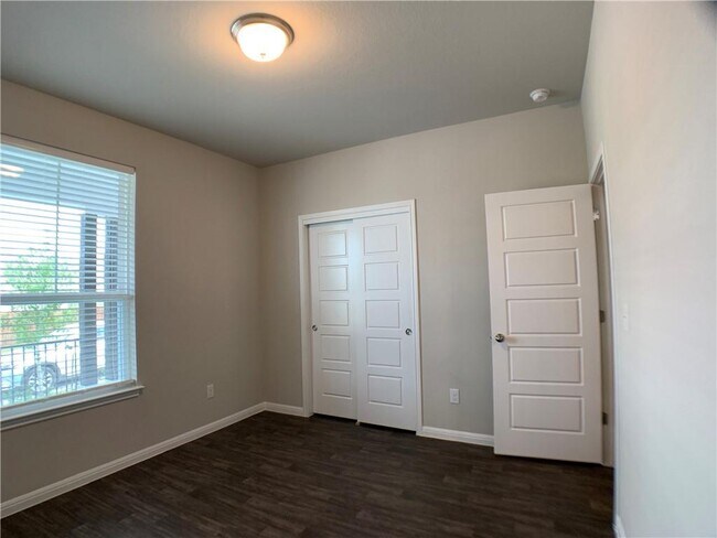 Building Photo - 237 Michaelis Dr