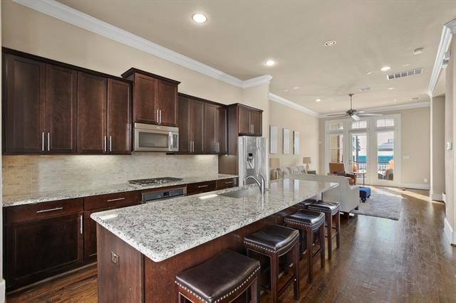 Building Photo - 640 S Pearl Expy