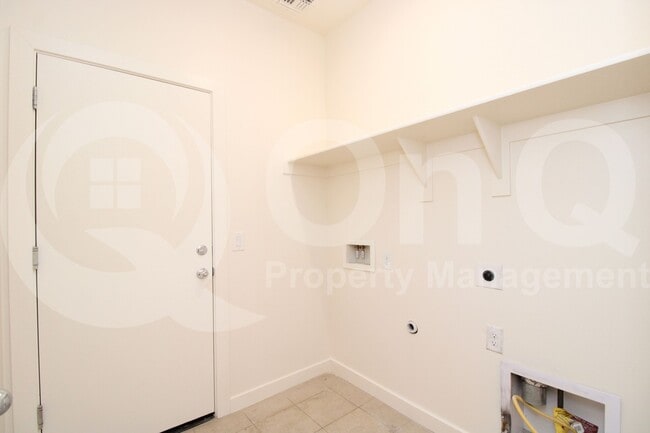 Building Photo - 744 E Diamond Dr