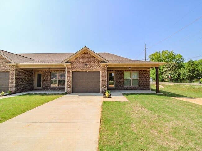 Building Photo - Nice Townhome in Athens City! $250 Amenity...