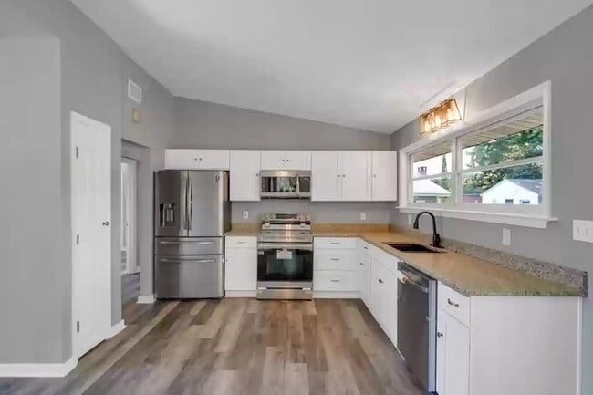 Building Photo - 360 Chicago Ave