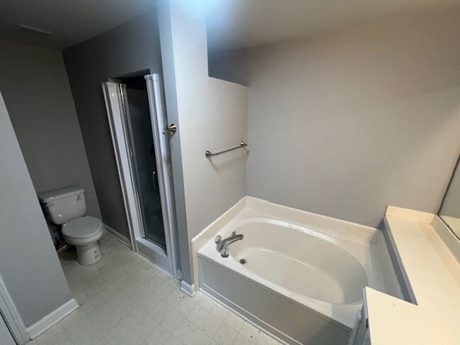 Building Photo - Waterfront - 2 Bed/2 Bath Condo - Pier 33 - Alley Kitchen - Fireplace - Washer/Dryer Included - C...