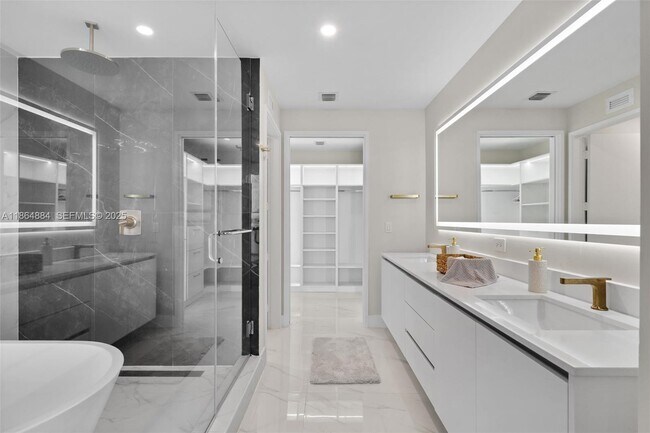 Building Photo - 700 NE 24th St