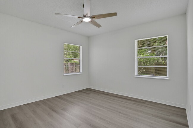 Building Photo - 3923 Tyndale Dr
