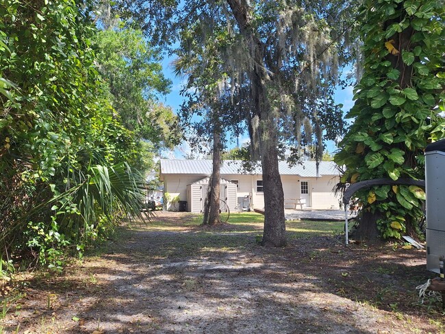 Building Photo - 3BR 2BA EDGEWATER HOME FOR RENT, HALF ACRE...