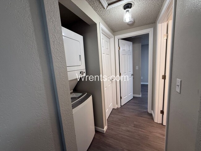 Building Photo - 6319-6321 N Stevens St