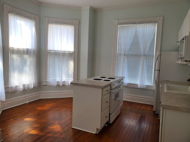 Building Photo - Price Improvement 2-bedroom, 2-bath Victorian style Midtown Home With Two Balconies!