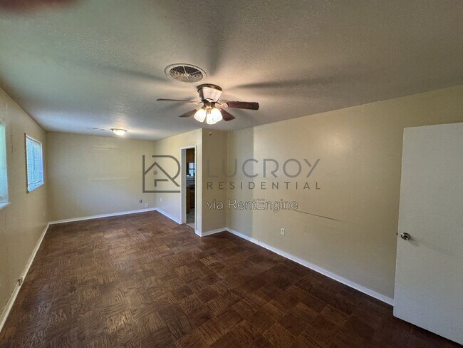 Building Photo - 3038 Lakewood Dr