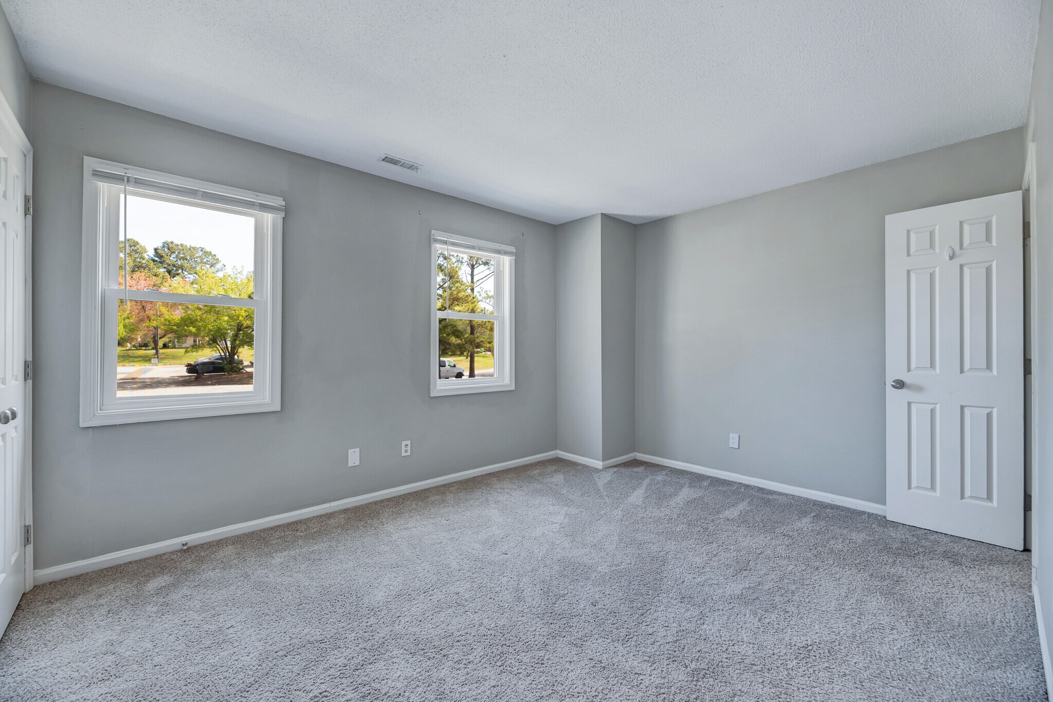 Bedroom 1 - can fit a king size bed - 4304 Presley Ct
