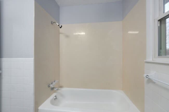 Building Photo - Newly Updated Home!