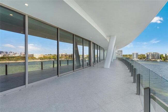 Building Photo - 5 Grove Isle Dr