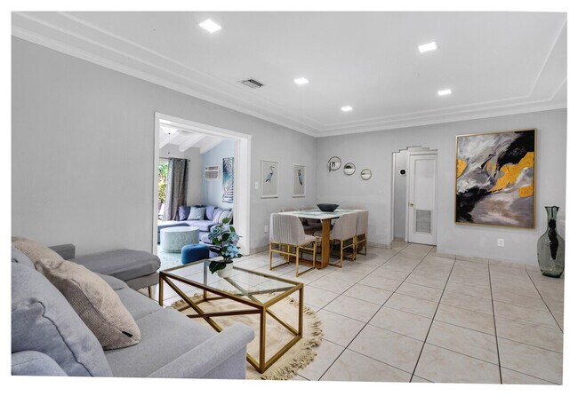 Building Photo - 425 NE 105th St