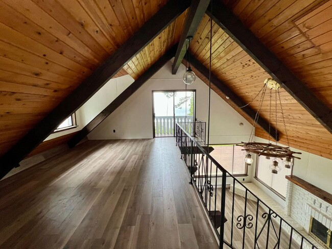 Building Photo - Charming 2 Bedroom House overlooking Birch...