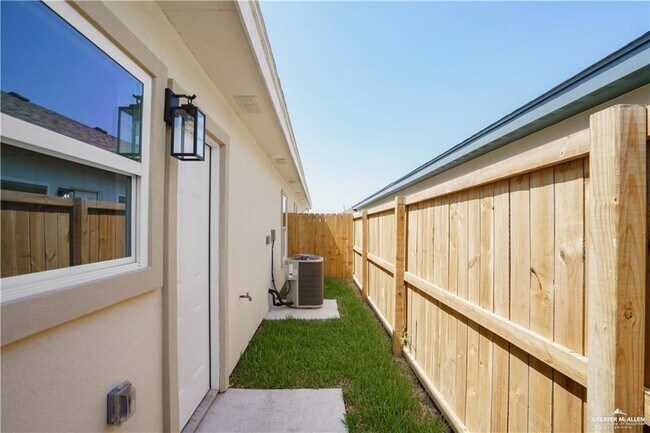 Building Photo - 33 Puffin Ave