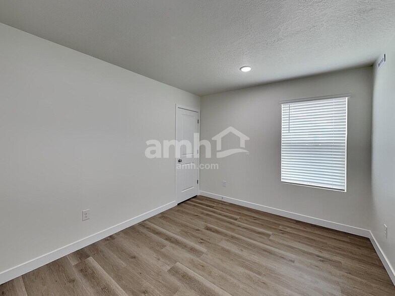 Building Photo - 1256 W Mahogany St