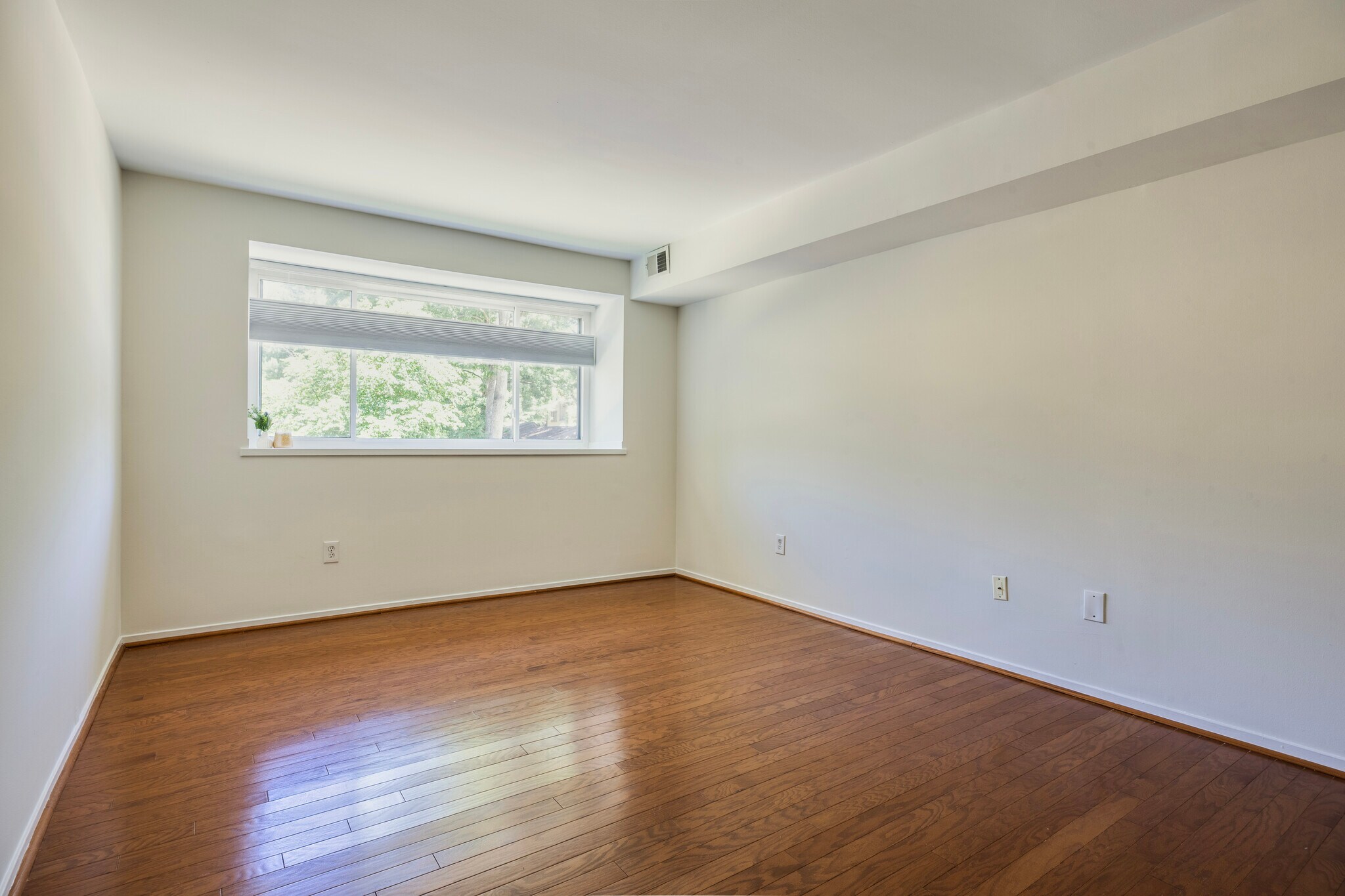 Building Photo - 1643 Parkcrest Cir