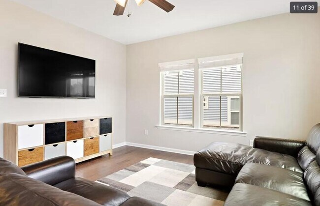 Building Photo - 16621 Gossamer Dr