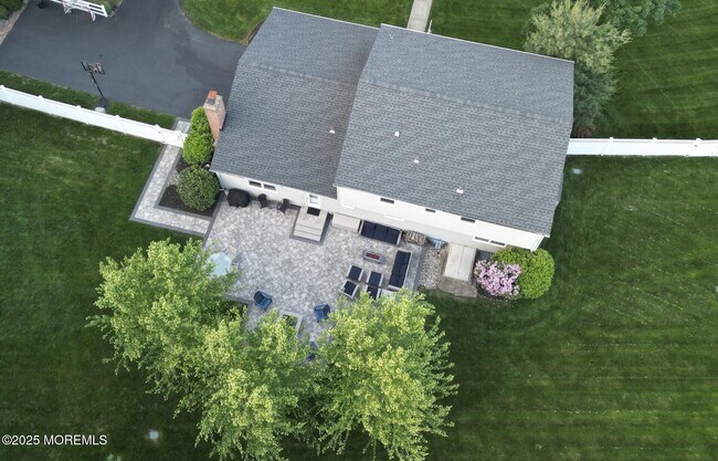 Building Photo - 17 Acorn Dr