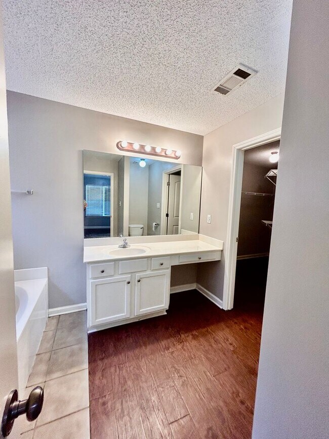 Building Photo - Beautiful 3 Bedroom, 2 Bath Home – Freshly Updated & Move-In Ready!