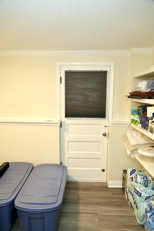 Building Photo - 211 Sandalwood Dr