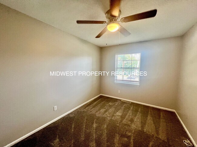 Building Photo - Stunning 2 Story townhome w/ outdoor Maintenance provided