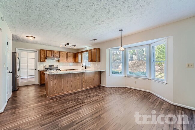 Building Photo - 10930 Pinehigh Dr
