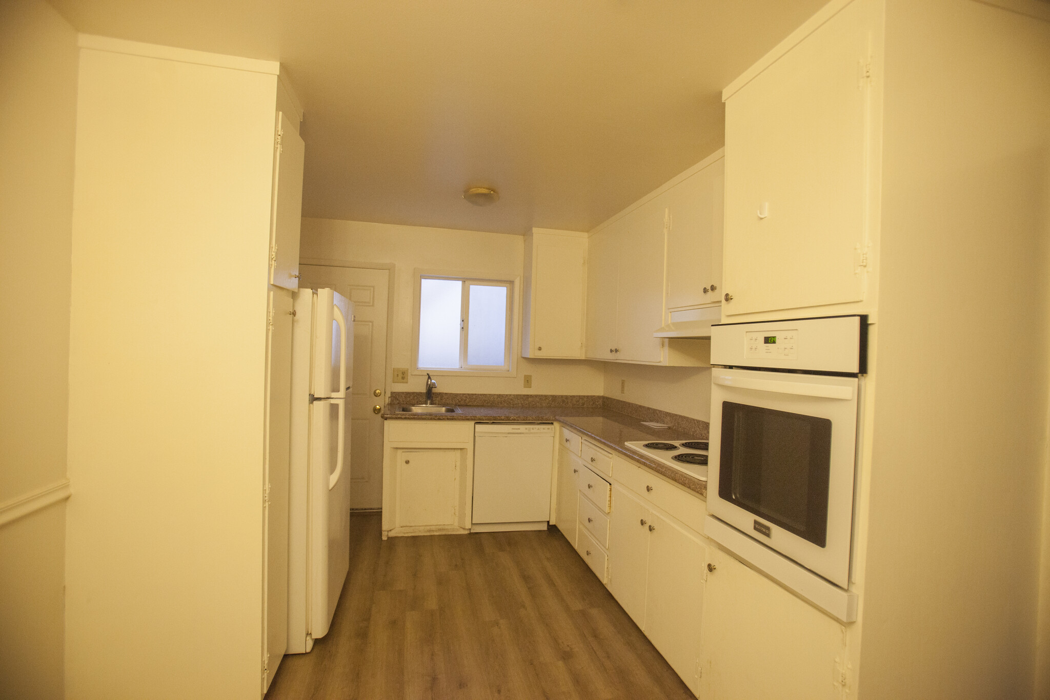 Fully appointed kitchen - 621 Grand Fir Ave