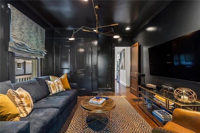 Building Photo - 663 Yorkshire Rd NE