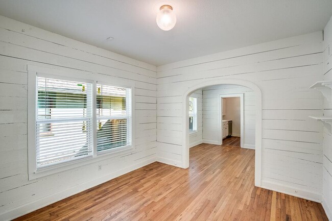 Building Photo - 809 Theresa Ave