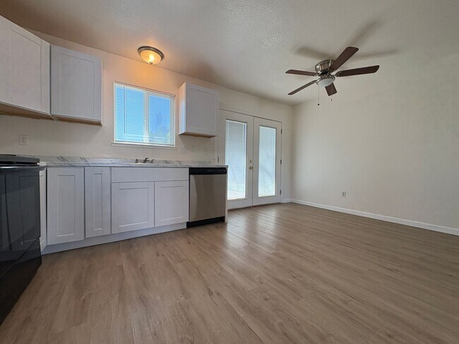 Building Photo - Updated 3 Bed, 2 Bath Single-Story Home