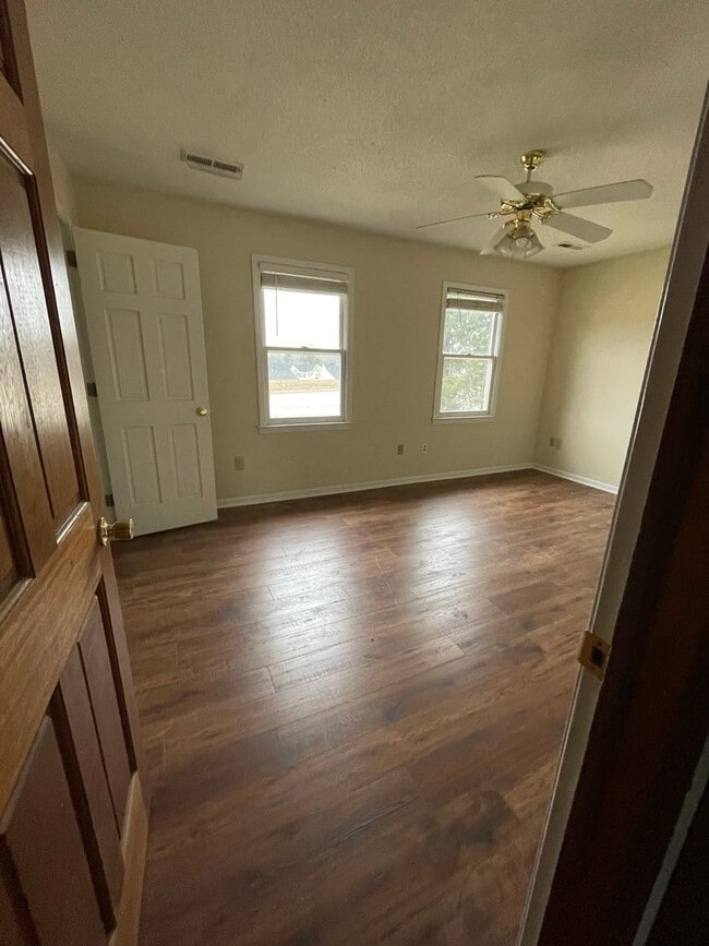 Building Photo - Lovely 2 bedroom 1.5 Bath  Townhome in Cit...