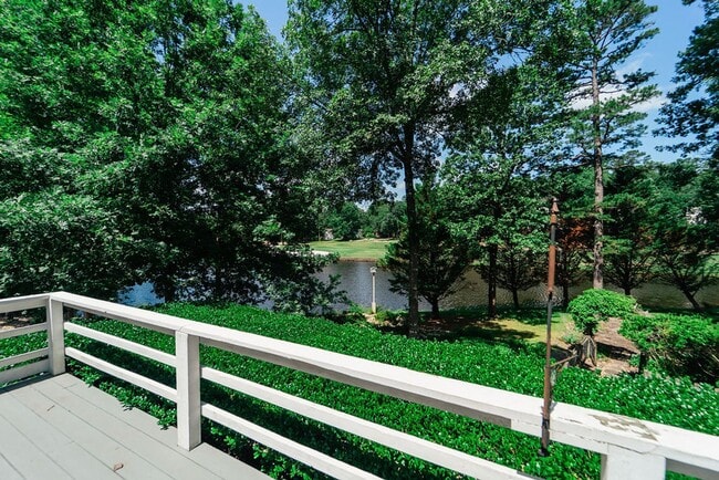 Building Photo - Beautiful Backyard Oasis on the Golf Course!