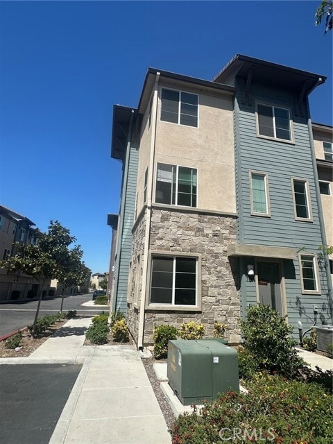 Building Photo - 763 Savi Dr