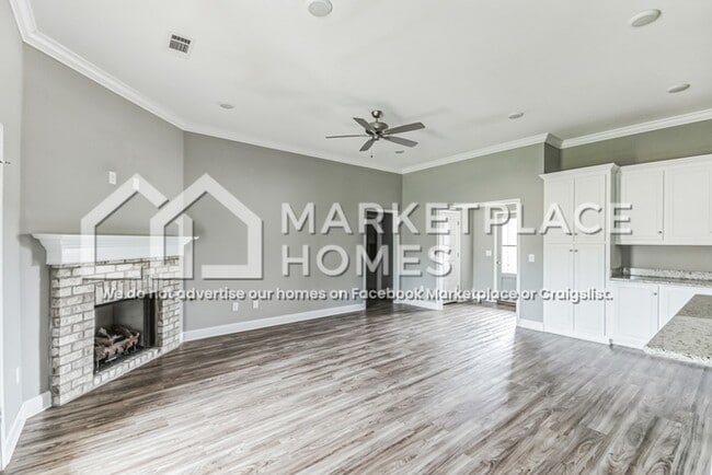 Building Photo - 701 Silver Bnd