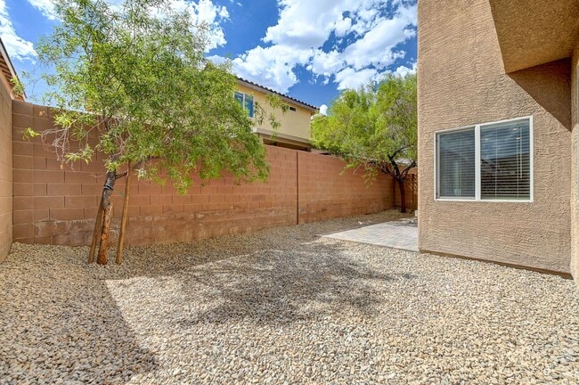 Building Photo - *MOUNTAINS EDGE 3 BED 2.5 BATH * COMMUNITY POOL, FITNESS CENTER, AND SPA *