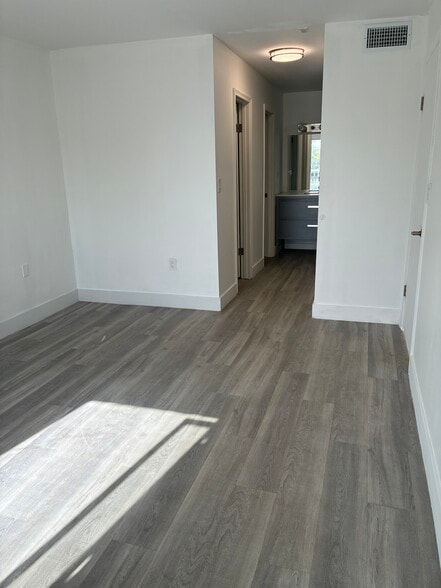 Building Photo - 17051 NE 35th Ave