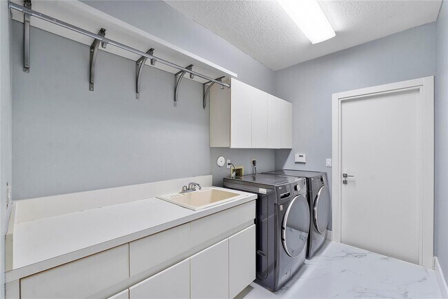 Building Photo - 410 Sabal Way