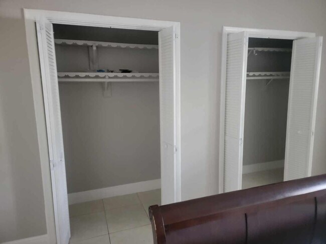 Building Photo - 2100 Diana Dr